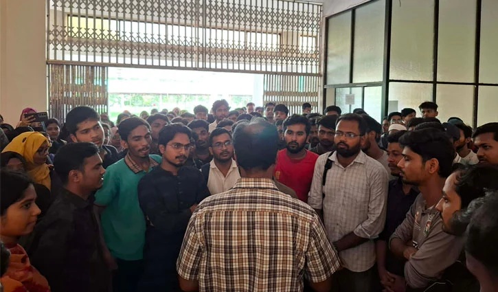 ডিন নিয়োগের প্রতিবাদে জাককানইবির শিক্ষার্থীদের মানববন্ধন